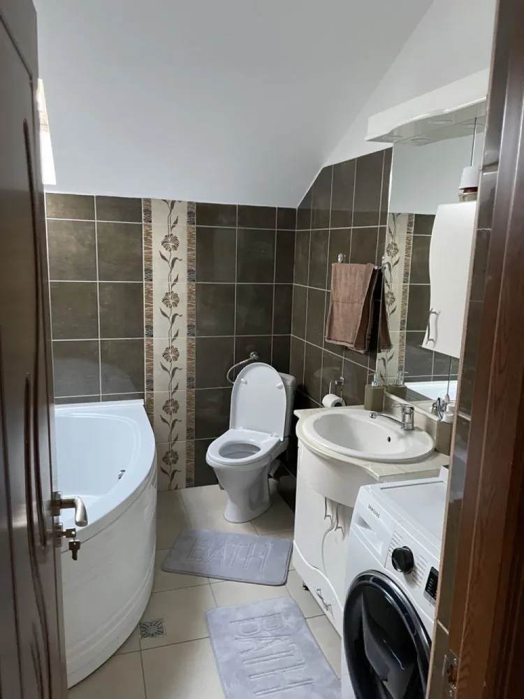 BRASADAS vinde ap 2 cam mobilat, recent renovat. - Agenția imobiliara apartament cu 2 camere , recent renovat , mobilat integral , situat la etajul 3 /4 in zona semicentrala(periferia Titulescu) , cu parcare in curte , terasa , 2 climauri , acoperis nou. Apartamentul se vinde cu tot (televizoare, masina de spalat rufe , vase ...)include si loc de parcare privata in curte . www.brasadas.com. }}