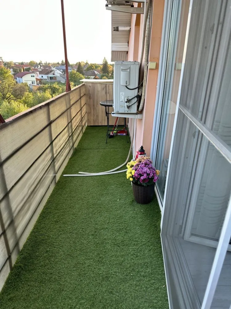 BRASADAS vinde ap 2 cam mobilat, recent renovat. - Agenția imobiliara apartament cu 2 camere , recent renovat , mobilat integral , situat la etajul 3 /4 in zona semicentrala(periferia Titulescu) , cu parcare in curte , terasa , 2 climauri , acoperis nou. Apartamentul se vinde cu tot (televizoare, masina de spalat rufe , vase ...)include si loc de parcare privata in curte . www.brasadas.com. }}