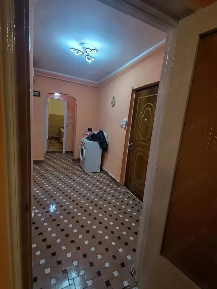 Apartament 2 camere de închiriat - Micro 18 - Se închiriază apartament cu 2 camere situat în cartierul Micro 17, la etajul 4 din 8, într-un bloc recent renovat interior, dotat cu lift nou. Zona este foarte bună, aproape de Spitalul de Urgență Sf. Apostol Andrei, oferind acces facil și confort sporit. Apartamentul are o suprafață de 65 mp, fiind curat și foarte spațios, perfect pentru termen lung. Mobilat și utilat complet pentru a-ți oferi tot confortul de care ai nevoie. Preț și condiții: Se solicită plata chiriei, garanției și comisionului agentiei la semnarea contractului. Pentru mai multe informații și programări, te rugăm să contactezi: Liliana Ene Consilier imobiliar Mag Invest Telefon: 0746.252.252 }}