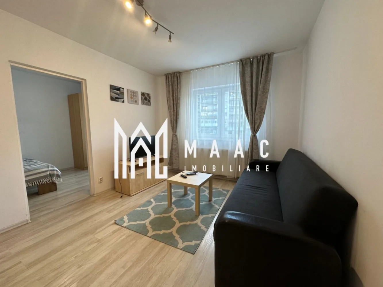 Apartament 2 camere | Recent Renovat | Zona Mihai Viteazu - MAAC Imobiliare ofera spre inchiriere apartament cu 2 camere, complet mobilat si utilat, in zona Mihai Viteazu - Hotel Plaza.

Locuinta a fost recent renovata, se afla la etajul 1/5, are suprafata utila de 40mp si este alcatuita din living luminos cu Smart TV, dormitor cu pat dublu, bucatarie inchisa cu toate facilitatile, si baie moderna cu geam si cada. De asemenea, apartamentul este dotat cu internet.

Amplasamentul blocului este unul avantajos, aflandu-se la 15-20 minute de mers pe jos de centru, la 5 minute de parcul SubArini magazine, farmacii, cafenele, sala de sport.

Se percepe o chirie in avans si garantie in cuantumul unei chirii lunare. Disponibil din 1 ianuarie 2025. Se inchiriaza pe o perioada de minim 12 luni.

Pentru mai multe detalii, va rugam specificati telefonic: CP2252969