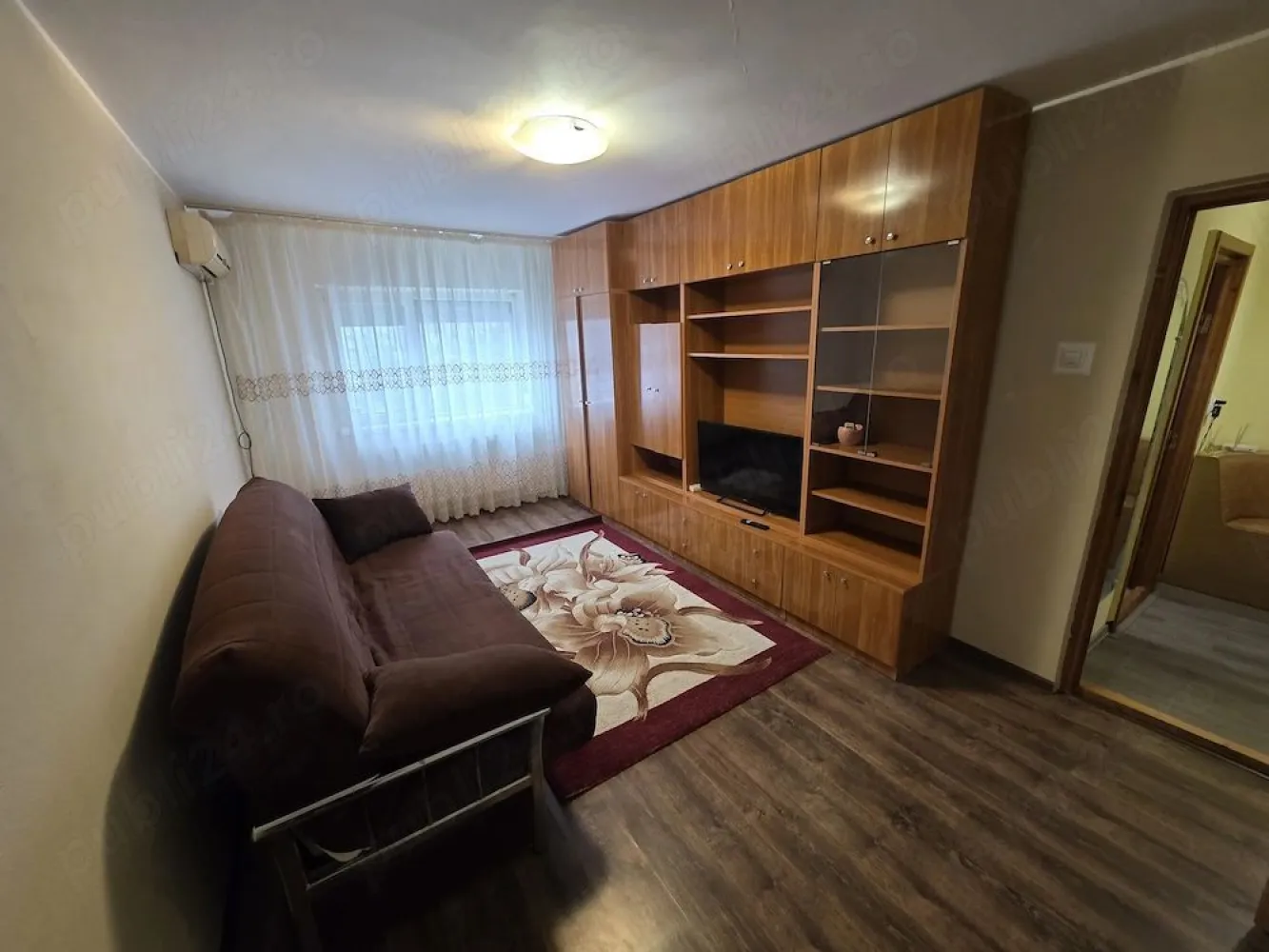 De inchiriat apartament cu 3 camere Micro 17, 343 euro - Oferim spre închiriere un apartament confortabil cu 3 camere, situat în zona pietei din Micro 17. Apartamentul este complet mobilat și utilat, pregătit pentru a fi locuit imediat. Locație excelentă: aproape de mijloace de transport în comun, școli, grădinițe și magazine, ideal pentru o familie cu copii. Preț și condiții: - Plata chiriei, garanției și comisionului agenției se va face la semnarea contractului. Pentru mai multe detalii sau pentru programarea unei vizionări, apelati numărul de telefon 0746.252.252 – Liliana Ene. }}