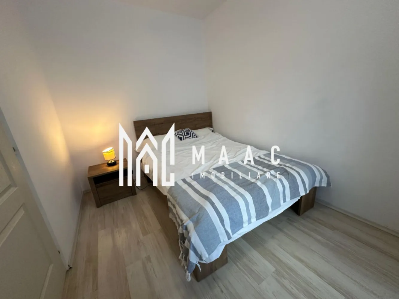 Apartament 2 camere | Recent Renovat | Zona Mihai Viteazu - MAAC Imobiliare ofera spre inchiriere apartament cu 2 camere, complet mobilat si utilat, in zona Mihai Viteazu - Hotel Plaza.

Locuinta a fost recent renovata, se afla la etajul 1/5, are suprafata utila de 40mp si este alcatuita din living luminos cu Smart TV, dormitor cu pat dublu, bucatarie inchisa cu toate facilitatile, si baie moderna cu geam si cada. De asemenea, apartamentul este dotat cu internet.

Amplasamentul blocului este unul avantajos, aflandu-se la 15-20 minute de mers pe jos de centru, la 5 minute de parcul SubArini magazine, farmacii, cafenele, sala de sport.

Se percepe o chirie in avans si garantie in cuantumul unei chirii lunare. Disponibil din 1 ianuarie 2025. Se inchiriaza pe o perioada de minim 12 luni.

Pentru mai multe detalii, va rugam specificati telefonic: CP2252969