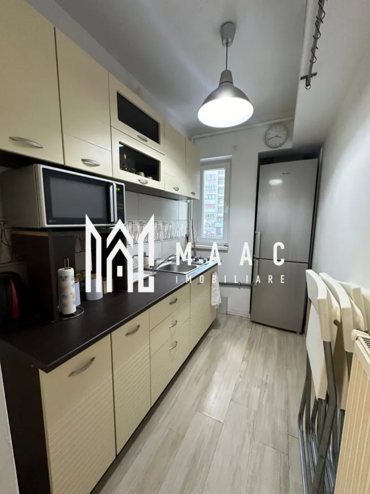 Apartament 2 camere | Recent Renovat | Zona Mihai Viteazu - MAAC Imobiliare ofera spre inchiriere apartament cu 2 camere, complet mobilat si utilat, in zona Mihai Viteazu - Hotel Plaza.

Locuinta a fost recent renovata, se afla la etajul 1/5, are suprafata utila de 40mp si este alcatuita din living luminos cu Smart TV, dormitor cu pat dublu, bucatarie inchisa cu toate facilitatile, si baie moderna cu geam si cada. De asemenea, apartamentul este dotat cu internet.

Amplasamentul blocului este unul avantajos, aflandu-se la 15-20 minute de mers pe jos de centru, la 5 minute de parcul SubArini magazine, farmacii, cafenele, sala de sport.

Se percepe o chirie in avans si garantie in cuantumul unei chirii lunare. Disponibil din 1 ianuarie 2025. Se inchiriaza pe o perioada de minim 12 luni.

Pentru mai multe detalii, va rugam specificati telefonic: CP2252969
