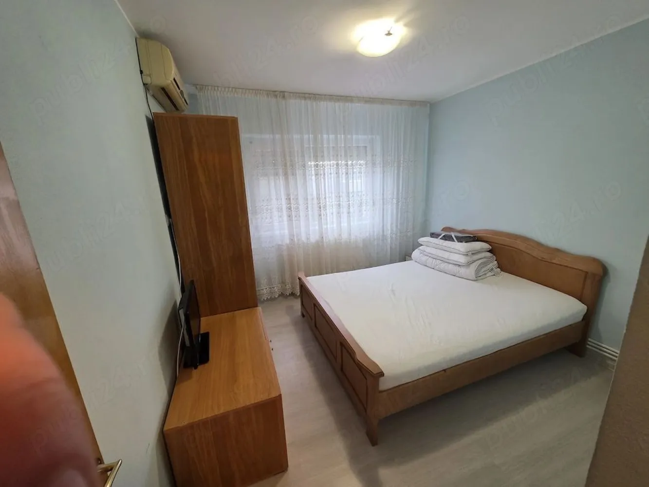 De inchiriat apartament cu 3 camere Micro 17, 343 euro - Oferim spre închiriere un apartament confortabil cu 3 camere, situat în zona pietei din Micro 17. Apartamentul este complet mobilat și utilat, pregătit pentru a fi locuit imediat. Locație excelentă: aproape de mijloace de transport în comun, școli, grădinițe și magazine, ideal pentru o familie cu copii. Preț și condiții: - Plata chiriei, garanției și comisionului agenției se va face la semnarea contractului. Pentru mai multe detalii sau pentru programarea unei vizionări, apelati numărul de telefon 0746.252.252 – Liliana Ene. }}