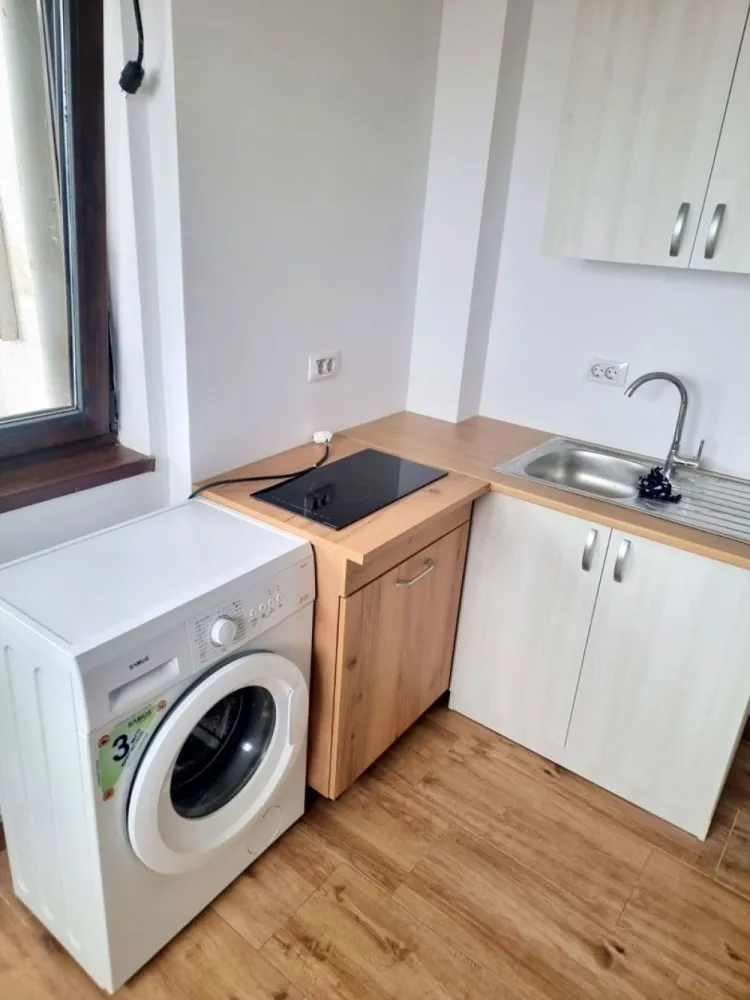 Garsonieră mobilată și utilată complet – Zona GARA - 200 euro - Se închiriază garsonieră cu o suprafață de 25 mp, situată într-o zonă liniștită, aproape de gară. Garsoniera este ideală pentru un cuplu tanar, fiind pozitionata la ultimul nivel, respectiv etaj 5. Caracteristici: Mobilată și utilată complet Balcon Grup sanitar Boiler, mașină de spălat, frigider, plită Pat matrimonial pentru confort sporit Loc de parcare asigurat Detalii financiare: Chirie lunară: 1000 RON Garanție: 1000 RON La semnarea contractului se achită: 2700 RON (prima lună de chirie + garanție + comision intermediere) Se închiriază pe termen lung. Locație: Zonă liniștită, cu magazin mixt non-stop lângă locație Stație de autobuz în proximitate pentru acces facil Oferta în exclusivitate prin Mag Invest! Pentru vizionări și informații, apelati numarul - 0746.252.252 Liliana Ene }}