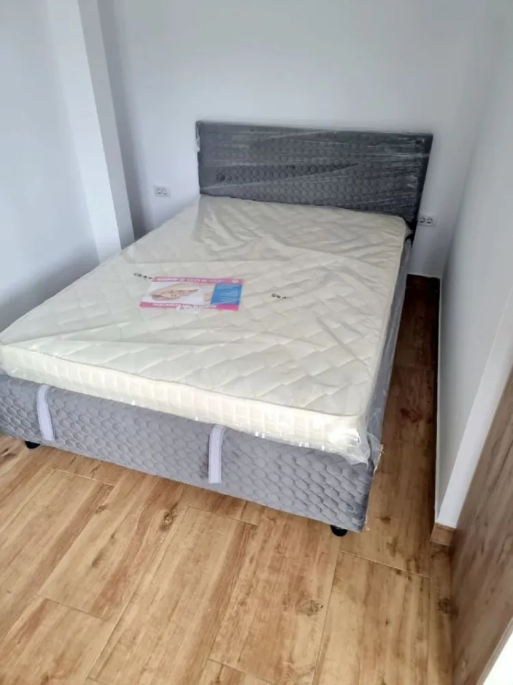 Garsonieră mobilată și utilată complet – Zona GARA - 200 euro - Se închiriază garsonieră cu o suprafață de 25 mp, situată într-o zonă liniștită, aproape de gară. Garsoniera este ideală pentru un cuplu tanar, fiind pozitionata la ultimul nivel, respectiv etaj 5. Caracteristici: Mobilată și utilată complet Balcon Grup sanitar Boiler, mașină de spălat, frigider, plită Pat matrimonial pentru confort sporit Loc de parcare asigurat Detalii financiare: Chirie lunară: 1000 RON Garanție: 1000 RON La semnarea contractului se achită: 2700 RON (prima lună de chirie + garanție + comision intermediere) Se închiriază pe termen lung. Locație: Zonă liniștită, cu magazin mixt non-stop lângă locație Stație de autobuz în proximitate pentru acces facil Oferta în exclusivitate prin Mag Invest! Pentru vizionări și informații, apelati numarul - 0746.252.252 Liliana Ene }}