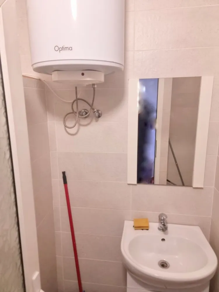 Garsonieră mobilată și utilată complet – Zona GARA - 200 euro - Se închiriază garsonieră cu o suprafață de 25 mp, situată într-o zonă liniștită, aproape de gară. Garsoniera este ideală pentru un cuplu tanar, fiind pozitionata la ultimul nivel, respectiv etaj 5. Caracteristici: Mobilată și utilată complet Balcon Grup sanitar Boiler, mașină de spălat, frigider, plită Pat matrimonial pentru confort sporit Loc de parcare asigurat Detalii financiare: Chirie lunară: 1000 RON Garanție: 1000 RON La semnarea contractului se achită: 2700 RON (prima lună de chirie + garanție + comision intermediere) Se închiriază pe termen lung. Locație: Zonă liniștită, cu magazin mixt non-stop lângă locație Stație de autobuz în proximitate pentru acces facil Oferta în exclusivitate prin Mag Invest! Pentru vizionări și informații, apelati numarul - 0746.252.252 Liliana Ene }}