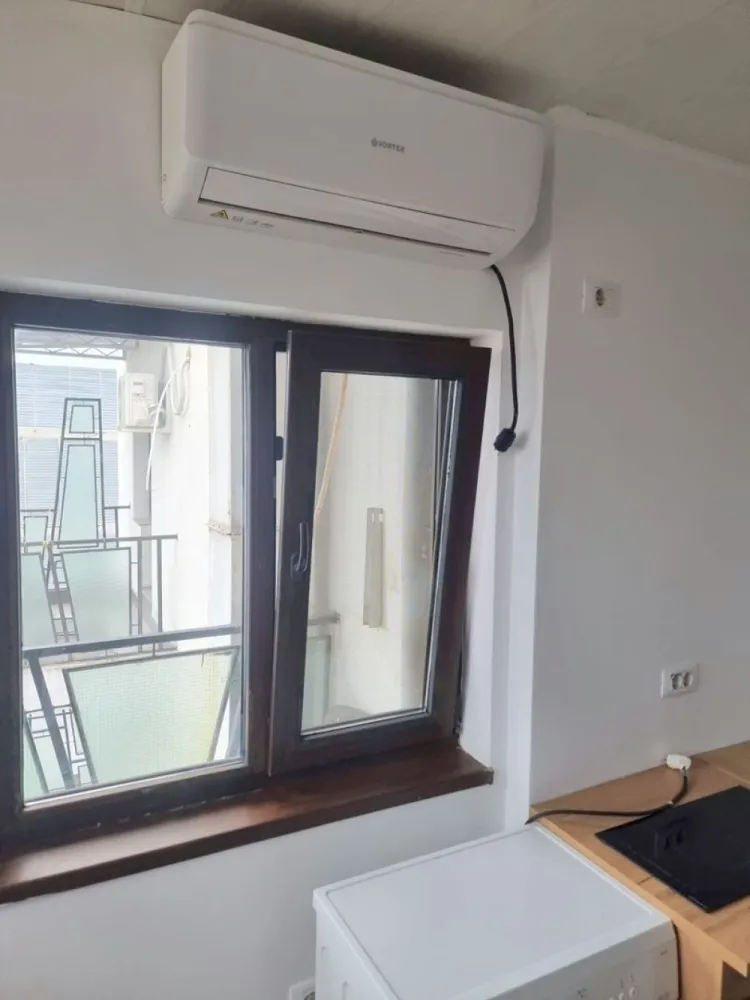 Garsonieră mobilată și utilată complet – Zona GARA - 200 euro - Se închiriază garsonieră cu o suprafață de 25 mp, situată într-o zonă liniștită, aproape de gară. Garsoniera este ideală pentru un cuplu tanar, fiind pozitionata la ultimul nivel, respectiv etaj 5. Caracteristici: Mobilată și utilată complet Balcon Grup sanitar Boiler, mașină de spălat, frigider, plită Pat matrimonial pentru confort sporit Loc de parcare asigurat Detalii financiare: Chirie lunară: 1000 RON Garanție: 1000 RON La semnarea contractului se achită: 2700 RON (prima lună de chirie + garanție + comision intermediere) Se închiriază pe termen lung. Locație: Zonă liniștită, cu magazin mixt non-stop lângă locație Stație de autobuz în proximitate pentru acces facil Oferta în exclusivitate prin Mag Invest! Pentru vizionări și informații, apelati numarul - 0746.252.252 Liliana Ene }}