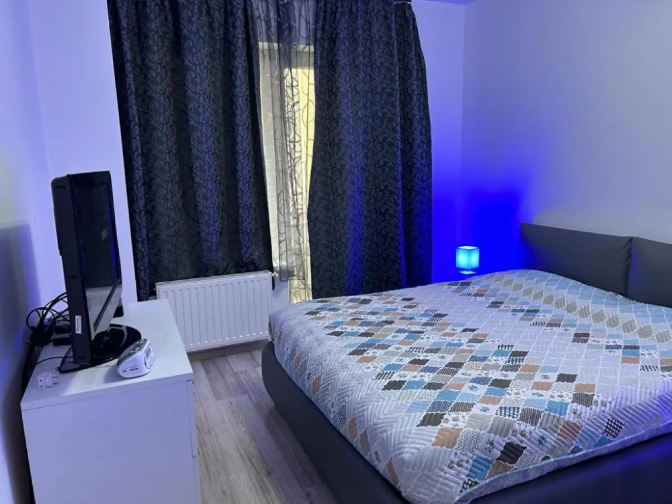 Vand apartament 3 camere Intre Lacuri - 🏡 Apartament 3 camere + terasă generoasă + parcare | Între Lacuri | view lac &amp; FSEGAO proprietate rară, situată în cartierul Între Lacuri, una dintre cele mai dorite zone din Cluj-Napoca, ideală atât pentru locuit, cât și pentru investiție.📐 Suprafață utilă: 67 mp &nbsp;🌿 Suprafață totală cu terasă: 80 mp &nbsp;🏢 Etaj: 1 &nbsp;🚗 Parcare inclusă &nbsp;Compartimentarea este inteligentă și practică: inițial apartamentul a fost cu 2 camere, fiind ulterior recompartimentat în 3 camere, oferind acum un plus de funcționalitate (ideal pentru birou sau cameră de copil).✨ Puncte forte:– terasă spațioasă, perfectă pentru relaxare &nbsp;– priveliște deschisă către lac și zona FSEGA &nbsp;– apartament luminos, bine poziționat &nbsp;– etaj intermediar (foarte căutat) &nbsp;– parcare inclusă – avantaj major în zonă &nbsp;📍 Localizare excelentă:– la câteva minute de Iulius Mall &nbsp;– aproape de FSEGA &nbsp;– acces rapid către mijloace de transport, magazine, restaurante și zone verzi &nbsp;💼 Ideal pentru:– locuință personală &nbsp;– investiție (închiriere rapidă datorită poziției) &nbsp;💶 Preț: 290.000 € &nbsp;📞 Pentru mai multe detalii sau programarea unei vizionări, nu ezitați să mă contactați.