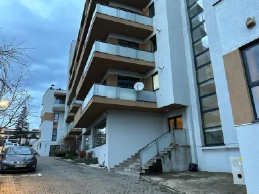 Vand apartament 3 camere Intre Lacuri