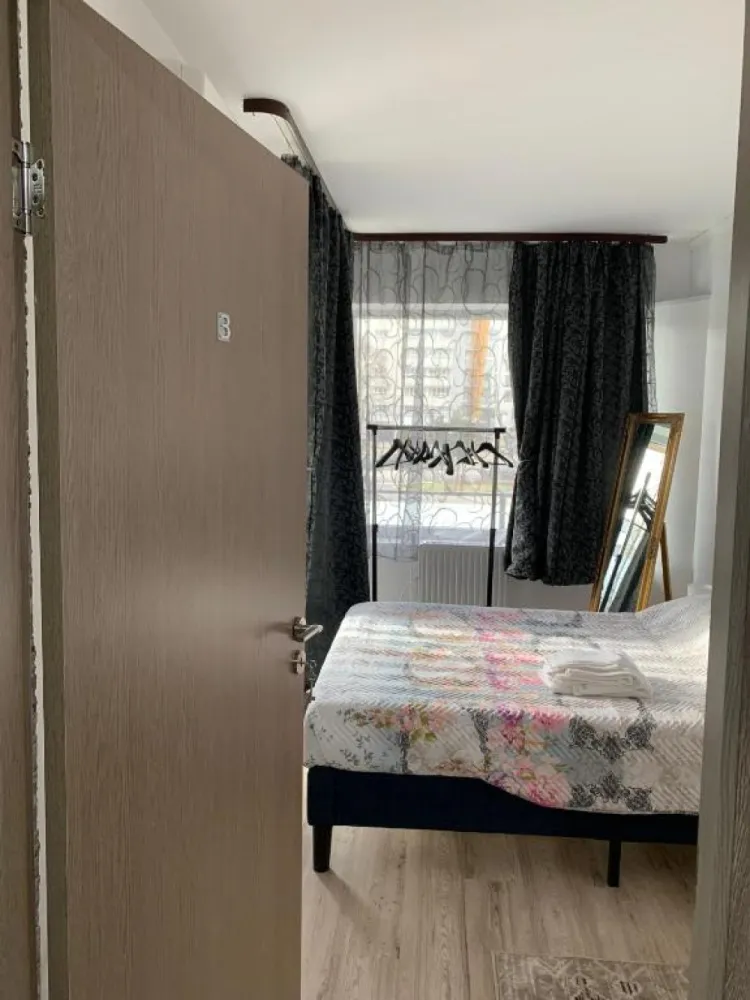 Vand apartament 3 camere Intre Lacuri