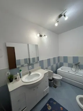 Vand apartament 3 camere Intre Lacuri