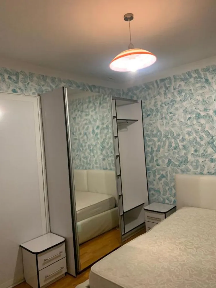 Vand apartament 2 camere Mănăștur - 🏡 Apartament 1 cameră + spațiu suplimentar | Mănăștur – str. Grigore Alexandrescu | ideal investiție | 105.000 €Oportunitate excelentă pentru investiție sau locuință personală, situată în cartierul Mănăștur, una dintre cele mai bine conectate zone din Cluj-Napoca.📐 Suprafață utilă: 33 mp &nbsp;🏢 Localizare: str. Grigore Alexandrescu nr. 17 &nbsp;💶 Preț: 105.000 € &nbsp;,nenegociabilApartamentul a fost inițial garsonieră, fiind ulterior optimizat prin compartimentare, rezultând un spațiu suplimentar (ideal pentru birou, dressing sau zonă de dormit), amenajat în locul fostei debarale/cămări.✨ Avantaje:– compartimentare mai practică față de o garsonieră clasică &nbsp;– zonă foarte bine conectată la transport public &nbsp;– acces rapid către centru și principalele puncte de interes &nbsp;– în apropiere de magazine, supermarketuri, farmacii și alte facilități &nbsp;– cartier cu cerere mare pentru închiriere &nbsp;💼 Ideal pentru:– investiție (închiriere pe termen lung sau Airbnb) &nbsp;– locuință personală &nbsp;📍 Locația oferă acces facil către:– stații de autobuz și tramvai &nbsp;– centre comerciale și zone verzi &nbsp;📞 Pentru mai multe informații sau programarea unei vizionări, nu ezitați să mă contactați.