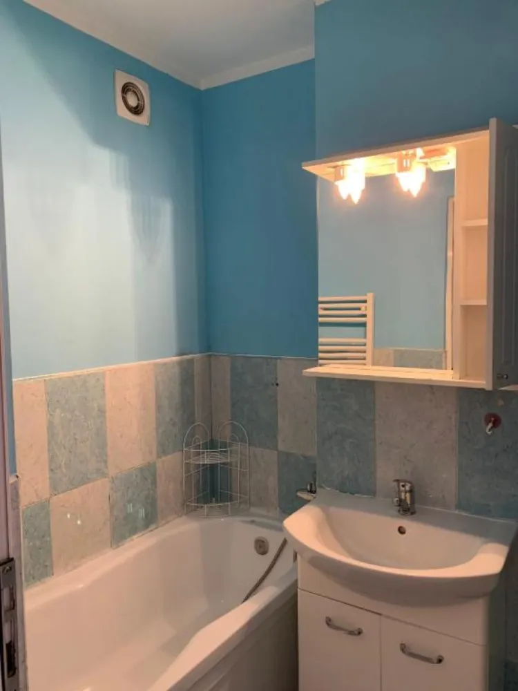 Vand apartament 2 camere Mănăștur - 🏡 Apartament 1 cameră + spațiu suplimentar | Mănăștur – str. Grigore Alexandrescu | ideal investiție | 105.000 €Oportunitate excelentă pentru investiție sau locuință personală, situată în cartierul Mănăștur, una dintre cele mai bine conectate zone din Cluj-Napoca.📐 Suprafață utilă: 33 mp &nbsp;🏢 Localizare: str. Grigore Alexandrescu nr. 17 &nbsp;💶 Preț: 105.000 € &nbsp;,nenegociabilApartamentul a fost inițial garsonieră, fiind ulterior optimizat prin compartimentare, rezultând un spațiu suplimentar (ideal pentru birou, dressing sau zonă de dormit), amenajat în locul fostei debarale/cămări.✨ Avantaje:– compartimentare mai practică față de o garsonieră clasică &nbsp;– zonă foarte bine conectată la transport public &nbsp;– acces rapid către centru și principalele puncte de interes &nbsp;– în apropiere de magazine, supermarketuri, farmacii și alte facilități &nbsp;– cartier cu cerere mare pentru închiriere &nbsp;💼 Ideal pentru:– investiție (închiriere pe termen lung sau Airbnb) &nbsp;– locuință personală &nbsp;📍 Locația oferă acces facil către:– stații de autobuz și tramvai &nbsp;– centre comerciale și zone verzi &nbsp;📞 Pentru mai multe informații sau programarea unei vizionări, nu ezitați să mă contactați. }}