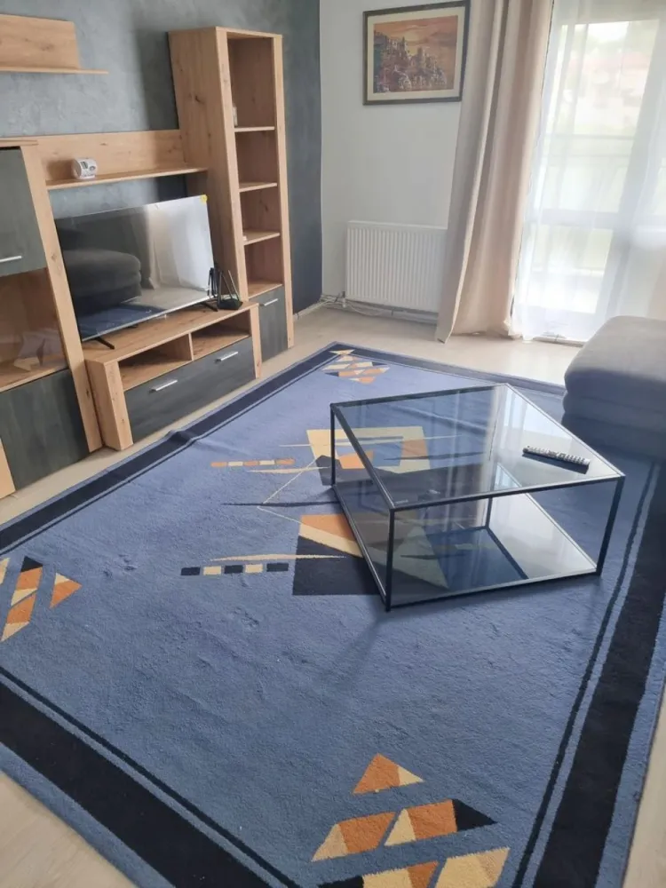 De inchiriat - apartament cu 3 camere în zona Gara - Centrul orașului - De închiriat apartament decomandat cu 3 camere, situat în zona Gara, aproape de centrul orașului, Catedrala Catolică, Biblioteca V. A. Urechia, la doar 5 minute de Faleza Dunării. Caracteristici: Suprafață: 85 mp Două grupuri sanitare Balcon Centrală termică Aer condiționat Mobilat și utilat complet Curat și bine întreținut Disponibil începând cu data de 01.04.2026. Preț: 500 euro/lună Oferta este intermediată de agenție. La semnarea contractului se solicită: Chirie: 500 euro Garanție: 500 euro Comision agenție: 350 euro Locația beneficiază de mijloc de transport chiar lângă imobil, facilitând accesul rapid către diverse zone ale orașului. Pentru relații și programări, vă rugăm să contactați Liliana Ene, consilier imobiliar Mag Invest, la telefon: 0746.252.252.