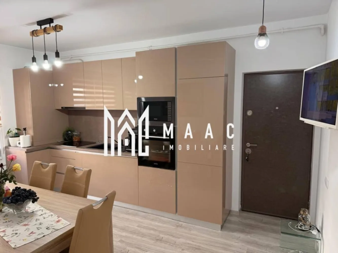 Apartament | decomandat | 52 mp | Turnisor - MAAC Imobiliare vă propune spre vânzare un apartament de 2 camere, decomandat, cu 52 mp utili, 35 mp de curte privată și 2 locuri de parcare, situat la parterul unui imobil modern. Apartamentul se remarcă prin compartimentarea optimă, spațiile luminoase și avantajul excepțional al curții proprii, perfectă pentru relaxare, activități în aer liber sau amenajarea unui colț verde personal. Cele două locuri de parcare reprezintă un beneficiu important, oferind confort și siguranță în utilizarea zilnică. Acces facil către mijloace de transport, centre comerciale și puncte de interes Ideal atât pentru locuință, cât și pentru investiție Pentru mai multe detalii, vă rugăm sa ne contactați, specificand ID: CP2811278 }}