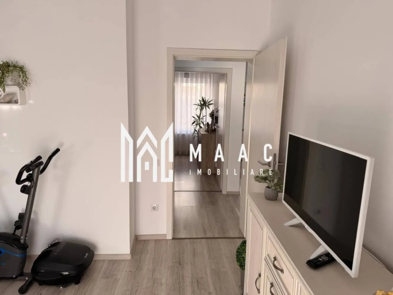 Apartament | decomandat | 52 mp | Turnisor - MAAC Imobiliare vă propune spre vânzare un apartament de 2 camere, decomandat, cu 52 mp utili, 35 mp de curte privată și 2 locuri de parcare, situat la parterul unui imobil modern. Apartamentul se remarcă prin compartimentarea optimă, spațiile luminoase și avantajul excepțional al curții proprii, perfectă pentru relaxare, activități în aer liber sau amenajarea unui colț verde personal. Cele două locuri de parcare reprezintă un beneficiu important, oferind confort și siguranță în utilizarea zilnică. Acces facil către mijloace de transport, centre comerciale și puncte de interes Ideal atât pentru locuință, cât și pentru investiție Pentru mai multe detalii, vă rugăm sa ne contactați, specificand ID: CP2811278 }}