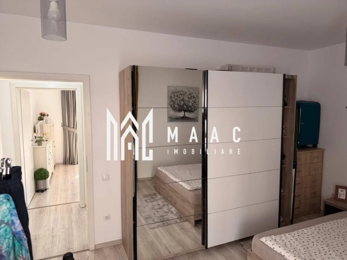 Apartament | decomandat | 52 mp | Turnisor - MAAC Imobiliare vă propune spre vânzare un apartament de 2 camere, decomandat, cu 52 mp utili, 35 mp de curte privată și 2 locuri de parcare, situat la parterul unui imobil modern. Apartamentul se remarcă prin compartimentarea optimă, spațiile luminoase și avantajul excepțional al curții proprii, perfectă pentru relaxare, activități în aer liber sau amenajarea unui colț verde personal. Cele două locuri de parcare reprezintă un beneficiu important, oferind confort și siguranță în utilizarea zilnică. Acces facil către mijloace de transport, centre comerciale și puncte de interes Ideal atât pentru locuință, cât și pentru investiție Pentru mai multe detalii, vă rugăm sa ne contactați, specificand ID: CP2811278 }}