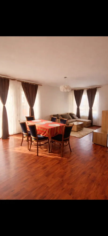 P.F. închiriez apartament 2 camere, etaj 1/4, parcare inclusă – Florești, Str. Florilor - Vă propun spre închiriere un apartament cu 2 camere, situat pe strada Florilor 192, în Florești, aproape de magazine și de stația de bus, ideal pentru cei care caută un spațiu echilibrat între confort, lumină naturală și funcționalitate.Locuința are o suprafață utilă de 49 mp (56 mp total) și este compartimentată eficient:living open space cu bucătăriedormitor cu dressingbaiehol2 balcoane (3,5 mp)&nbsp;Apartamentul se remarcă prin luminozitate, o atmosferă plăcută și un ambient primitor, fiind potrivit atât pentru un cuplu, cât și pentru o persoană care își dorește un spațiu bine organizat.&nbsp;Avantaje:✔ loc de parcare inclus 🚗✔ compartimentare practică✔ luminos pe tot parcursul zilei✔ pet-friendly 🐾&nbsp;💶 Preț: 420 €/lună + Garanție o lună de chirie- ușor negociabil&nbsp;Un apartament care oferă mai mult decât utilitate – oferă o stare de bine.📩 Pentru detalii suplimentare sau programarea unei vizionări, vă stau la dispoziție la telefon sau în privat. }}
