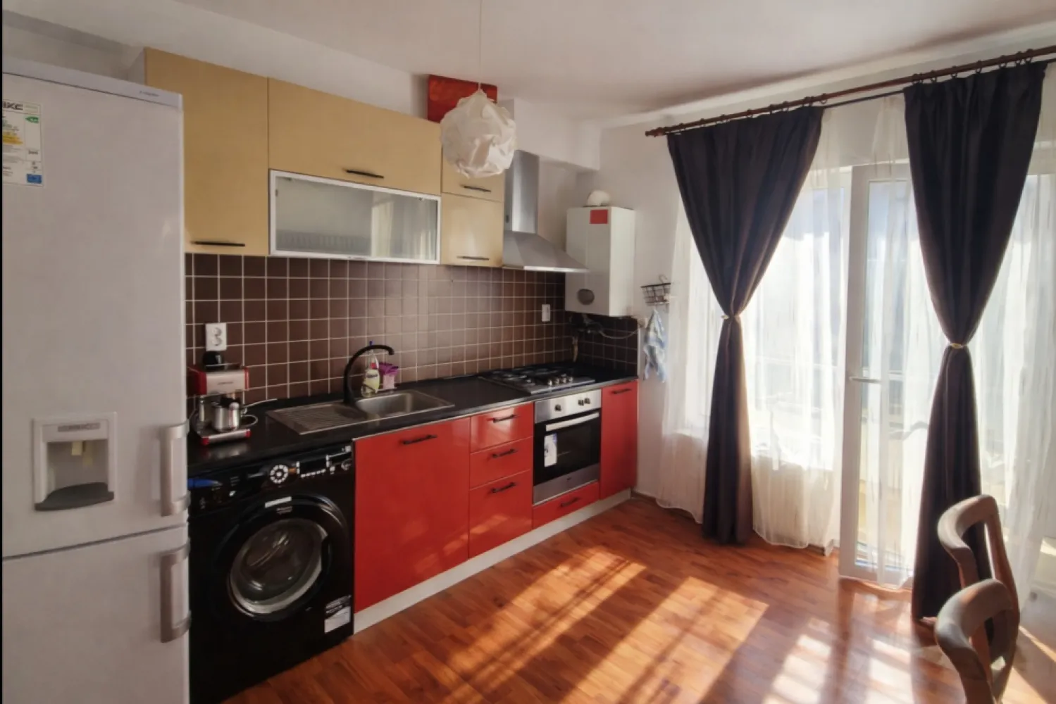 P.F. închiriez apartament 2 camere, etaj 1/4, parcare inclusă – Florești, Str. Florilor - Vă propun spre închiriere un apartament cu 2 camere, situat pe strada Florilor 192, în Florești, aproape de magazine și de stația de bus, ideal pentru cei care caută un spațiu echilibrat între confort, lumină naturală și funcționalitate.Locuința are o suprafață utilă de 49 mp (56 mp total) și este compartimentată eficient:living open space cu bucătăriedormitor cu dressingbaiehol2 balcoane (3,5 mp)&nbsp;Apartamentul se remarcă prin luminozitate, o atmosferă plăcută și un ambient primitor, fiind potrivit atât pentru un cuplu, cât și pentru o persoană care își dorește un spațiu bine organizat.&nbsp;Avantaje:✔ loc de parcare inclus 🚗✔ compartimentare practică✔ luminos pe tot parcursul zilei✔ pet-friendly 🐾&nbsp;💶 Preț: 420 €/lună + Garanție o lună de chirie- ușor negociabil&nbsp;Un apartament care oferă mai mult decât utilitate – oferă o stare de bine.📩 Pentru detalii suplimentare sau programarea unei vizionări, vă stau la dispoziție la telefon sau în privat. }}
