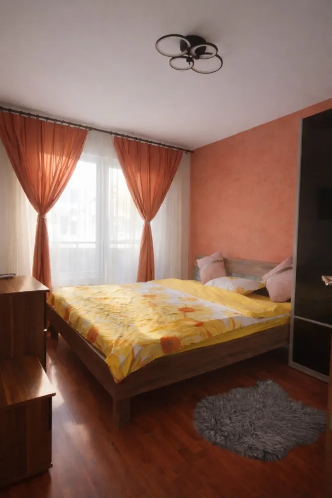 P.F. închiriez apartament 2 camere, etaj 1/4, parcare inclusă – Florești, Str. Florilor - Vă propun spre închiriere un apartament cu 2 camere, situat pe strada Florilor 192, în Florești, aproape de magazine și de stația de bus, ideal pentru cei care caută un spațiu echilibrat între confort, lumină naturală și funcționalitate.Locuința are o suprafață utilă de 49 mp (56 mp total) și este compartimentată eficient:living open space cu bucătăriedormitor cu dressingbaiehol2 balcoane (3,5 mp)&nbsp;Apartamentul se remarcă prin luminozitate, o atmosferă plăcută și un ambient primitor, fiind potrivit atât pentru un cuplu, cât și pentru o persoană care își dorește un spațiu bine organizat.&nbsp;Avantaje:✔ loc de parcare inclus 🚗✔ compartimentare practică✔ luminos pe tot parcursul zilei✔ pet-friendly 🐾&nbsp;💶 Preț: 420 €/lună + Garanție o lună de chirie- ușor negociabil&nbsp;Un apartament care oferă mai mult decât utilitate – oferă o stare de bine.📩 Pentru detalii suplimentare sau programarea unei vizionări, vă stau la dispoziție la telefon sau în privat. }}