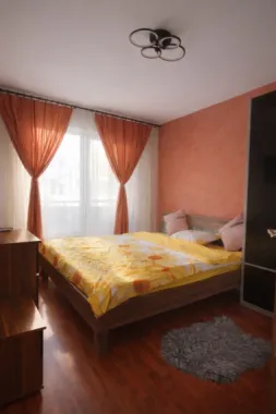 P.F. închiriez apartament 2 camere, etaj 1/4, parcare inclusă – Florești, Str. Florilor