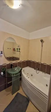 P.F. închiriez apartament 2 camere, etaj 1/4, parcare inclusă – Florești, Str. Florilor