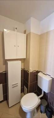 P.F. închiriez apartament 2 camere, etaj 1/4, parcare inclusă – Florești, Str. Florilor