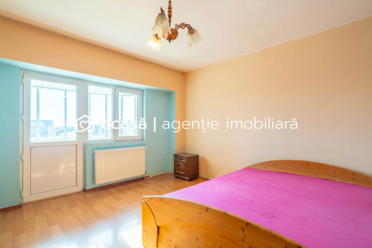 Apartament cu 4 camere, Alfa - 0% comision - Există două tipuri de cumpărători: cei care plătesc pentru gusturile altora și cei care își construiesc propria realitate. Dacă faci parte din a doua categorie, înțelegi că un apartament de 128 mp construiți este o raritate pe piața actuală. Nu este doar o locuință; este o pânză albă, decomandată, situată la un etaj intermediar (3/4), care îți oferă singurul lux pe care nu îl poți cumpăra ulterior: Spațiul. De ce această proprietate este o decizie strategică: 3 dormitoare spațioase, o sufragerie luminoasă, o bucătărie cu cămară proprie și două băi (cea principală cu lumină naturală). Este fluxul ideal pentru o familie care refuză limitările blocurilor noi. Faptul că necesită renovare este cel mai onest beneficiu. Nu plătești un "vopsea peste igrasie" făcut de alții. Ai control total asupra materialelor și designului final. Centrală proprie deja instalată și, cel mai important, un loc de parcare inclus. Într-un oraș tot mai aglomerat, liniștea de a avea mașina în siguranță este neprețuită. Cifrele care contează: Suprafață: 128 mp construiți (conform CF). Zona Alfa, Arad Preț: 89.900 € (o valoare care lasă spațiu generos pentru bugetul de amenajare). Comision: 0% pentru cumpărător. Această proprietate nu este pentru oricine. Este pentru cei care au viziunea necesară să transforme un spațiu brut într-un etalon de confort modern în Arad. Pentru detalii și programarea unei vizionări: Jasmina Uglesits - 0740814770 Consultant imobiliar - Agenția ACASĂ Arad Nu dispui de toată suma? Te ajutăm noi gratuit! Îți obținem oferte de la 16 bănci. Ai o proprietate de vânzare în Arad și vrei să știi cât valorează cu adevărat? Sună-mă pentru o evaluare gratuită, fără obligații. Birou: ACASĂ | Agenție imobiliară Arad Bulevardul Decebal 2, Arad 310133