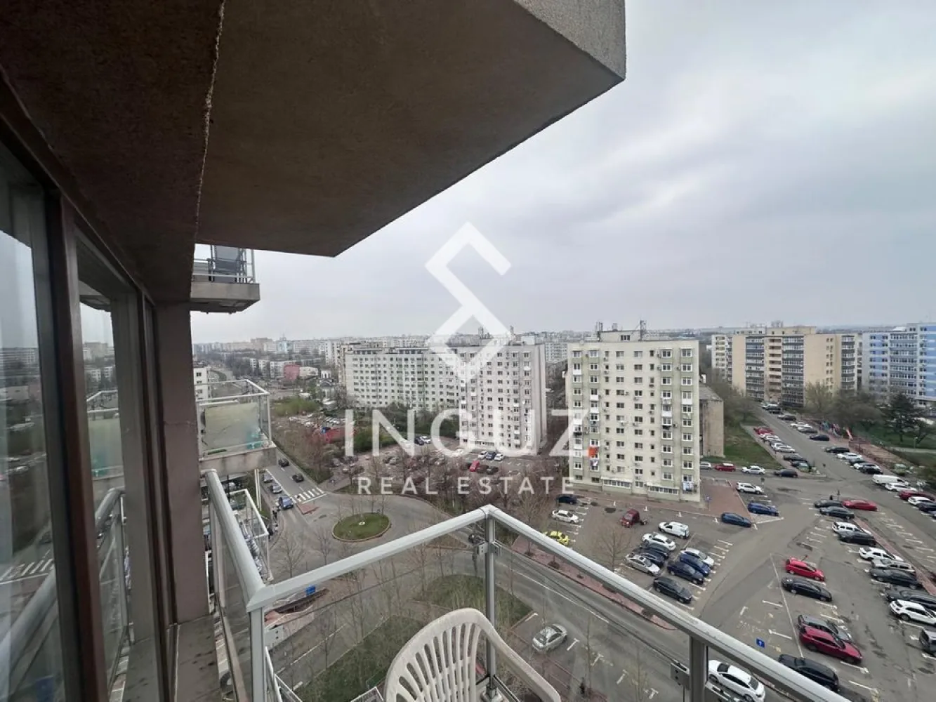 Apartament 2 camere de închiriat | Titan – Răsărit de Soare - Apartament 2 camere de închiriat | Titan – Răsărit de Soare Suprafață: 51 mp Etaj: 9 / 11 400 € Lunar 1+1 / Comision: 50% Descriere Ofer spre închiriere un apartament cu 2 camere situat în complexul rezidențial Răsărit de Soare (Titan – Str. Liviu Rebreanu 46-58). Apartamentul este spațios, bine compartimentat și se află în curs de renovare completă, urmând să fie predat în stare excelentă: Parchet nou Mobilă de bucătărie nouă (complet utilată) Saltea nouă Zugrăvit și igienizat complet Dispune de aer condiționat în ambele camere. Facilități complex Pază permanentă și supraveghere video Acces securizat pe bază de cartelă Centrală termică proprie Contorizare individuală pentru utilități Localizare 10 minute de metrou Titan și 1 Decembrie Aproape de Parcul IOR și Parcul Titanii Transport în comun la 50 m (autobuze, tramvaie) În apropiere: Auchan, Lidl, Penny, WorldClass, Piața 1 Decembrie Școli și grădinițe în zonă Contact: Inguz Real Estate +40 774 017 567 +40 724 922 092 }}