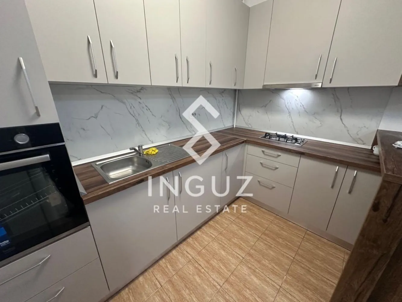 Apartament 2 camere de închiriat | Titan – Răsărit de Soare - Apartament 2 camere de închiriat | Titan – Răsărit de Soare Suprafață: 51 mp Etaj: 9 / 11 400 € Lunar 1+1 / Comision: 50% Descriere Ofer spre închiriere un apartament cu 2 camere situat în complexul rezidențial Răsărit de Soare (Titan – Str. Liviu Rebreanu 46-58). Apartamentul este spațios, bine compartimentat și se află în curs de renovare completă, urmând să fie predat în stare excelentă: Parchet nou Mobilă de bucătărie nouă (complet utilată) Saltea nouă Zugrăvit și igienizat complet Dispune de aer condiționat în ambele camere. Facilități complex Pază permanentă și supraveghere video Acces securizat pe bază de cartelă Centrală termică proprie Contorizare individuală pentru utilități Localizare 10 minute de metrou Titan și 1 Decembrie Aproape de Parcul IOR și Parcul Titanii Transport în comun la 50 m (autobuze, tramvaie) În apropiere: Auchan, Lidl, Penny, WorldClass, Piața 1 Decembrie Școli și grădinițe în zonă Contact: Inguz Real Estate +40 774 017 567 +40 724 922 092 }}