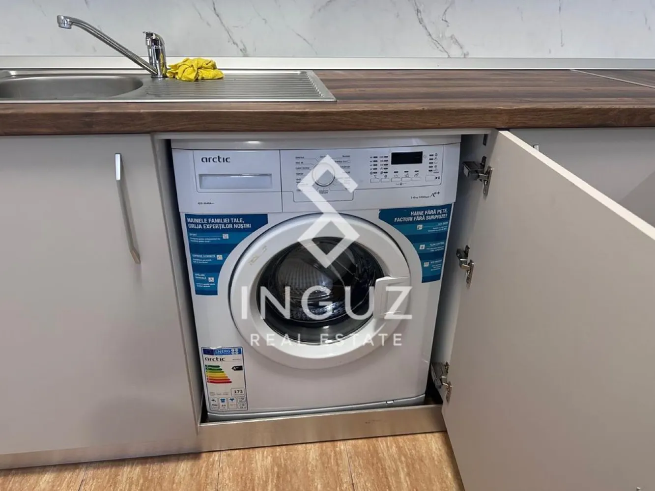 Apartament 2 camere de închiriat | Titan – Răsărit de Soare - Apartament 2 camere de închiriat | Titan – Răsărit de Soare Suprafață: 51 mp Etaj: 9 / 11 400 € Lunar 1+1 / Comision: 50% Descriere Ofer spre închiriere un apartament cu 2 camere situat în complexul rezidențial Răsărit de Soare (Titan – Str. Liviu Rebreanu 46-58). Apartamentul este spațios, bine compartimentat și se află în curs de renovare completă, urmând să fie predat în stare excelentă: Parchet nou Mobilă de bucătărie nouă (complet utilată) Saltea nouă Zugrăvit și igienizat complet Dispune de aer condiționat în ambele camere. Facilități complex Pază permanentă și supraveghere video Acces securizat pe bază de cartelă Centrală termică proprie Contorizare individuală pentru utilități Localizare 10 minute de metrou Titan și 1 Decembrie Aproape de Parcul IOR și Parcul Titanii Transport în comun la 50 m (autobuze, tramvaie) În apropiere: Auchan, Lidl, Penny, WorldClass, Piața 1 Decembrie Școli și grădinițe în zonă Contact: Inguz Real Estate +40 774 017 567 +40 724 922 092 }}