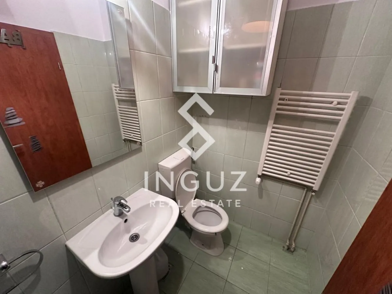 Apartament 2 camere de închiriat | Titan – Răsărit de Soare - Apartament 2 camere de închiriat | Titan – Răsărit de Soare Suprafață: 51 mp Etaj: 9 / 11 400 € Lunar 1+1 / Comision: 50% Descriere Ofer spre închiriere un apartament cu 2 camere situat în complexul rezidențial Răsărit de Soare (Titan – Str. Liviu Rebreanu 46-58). Apartamentul este spațios, bine compartimentat și se află în curs de renovare completă, urmând să fie predat în stare excelentă: Parchet nou Mobilă de bucătărie nouă (complet utilată) Saltea nouă Zugrăvit și igienizat complet Dispune de aer condiționat în ambele camere. Facilități complex Pază permanentă și supraveghere video Acces securizat pe bază de cartelă Centrală termică proprie Contorizare individuală pentru utilități Localizare 10 minute de metrou Titan și 1 Decembrie Aproape de Parcul IOR și Parcul Titanii Transport în comun la 50 m (autobuze, tramvaie) În apropiere: Auchan, Lidl, Penny, WorldClass, Piața 1 Decembrie Școli și grădinițe în zonă Contact: Inguz Real Estate +40 774 017 567 +40 724 922 092 }}