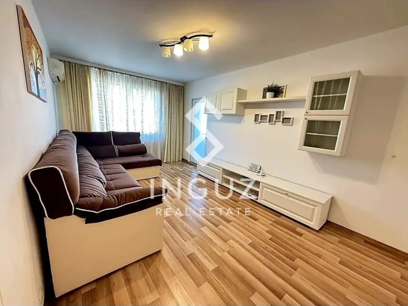 Apartament 4 camere de închiriat | Lacul Tei – Obor | Loc de parcare - Apartament 4 camere de închiriat | Lacul Tei – Obor | Loc de parcare Preț: 750 € Suprafață: 86 mp Etaj: 8 / 8 Compartimentare: Semidecomandat Comision: 50% Descriere Vă propunem spre închiriere un apartament deosebit, spațios și luminos, situat pe strada Alexandru cel Bun, în zona Lacul Tei. Poziționat la etajul 8 din 8, într-un imobil reabilitat termic și dotat cu 2 lifturi, apartamentul oferă o vedere panoramică asupra orașului și beneficiază de liniștea unei zone cu trafic redus și multă vegetație. Compartimentare 3 dormitoare Living generos Bucătărie închisă 2 băi (cadă + cabină de duș) 2 balcoane Dotări și finisaje Centrală termică proprie 3 aparate de aer condiționat Complet mobilat și utilat Electrocasnice moderne (mașină de spălat, combină frigorifică, aragaz, hotă) Parchet, gresie, faianță Uși interioare noi Ușă metalică la intrare Debara pentru depozitare Imobil și utilități Bloc reabilitat termic 2 lifturi Contorizare individuală completă Scară curată și bine întreținută Localizare Aproape de Parcul Tei, Parcul Circului și Parcul Plumbuita În apropiere de Universitatea Tehnică de Construcții Acces rapid la metrou Obor și transport în comun Legătură rapidă către Pipera – Aviației, Floreasca și autostrada A3 Aproape de Piața Bucur Obor și zone comerciale Avantaje Loc de parcare inclus Orientare Sud-Est (luminozitate naturală ridicată) Zonă liniștită și verde Ideal pentru familii sau profesioniști Disponibil imediat Contact: Inguz Real Estate +40 774 017 567 +40 724 922 092 }}
