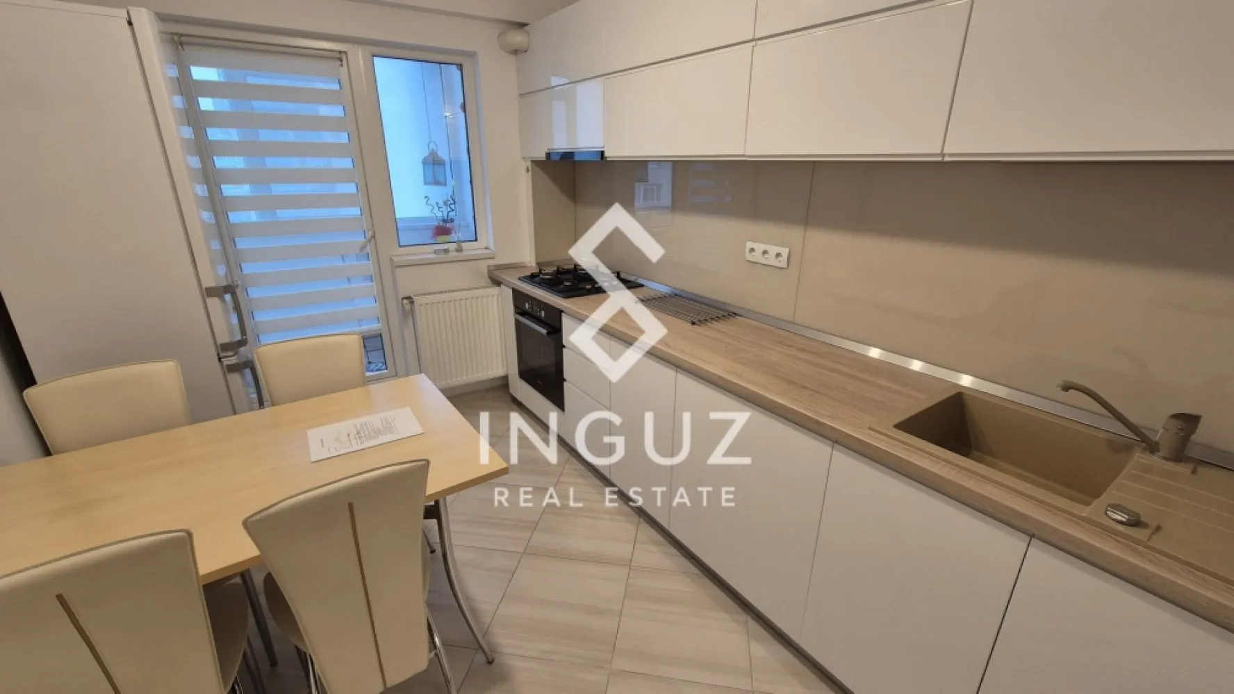 Apartament 4 camere de închiriat | Lacul Tei – Obor | Loc de parcare - Apartament 4 camere de închiriat | Lacul Tei – Obor | Loc de parcare Preț: 750 € Suprafață: 86 mp Etaj: 8 / 8 Compartimentare: Semidecomandat Comision: 50% Descriere Vă propunem spre închiriere un apartament deosebit, spațios și luminos, situat pe strada Alexandru cel Bun, în zona Lacul Tei. Poziționat la etajul 8 din 8, într-un imobil reabilitat termic și dotat cu 2 lifturi, apartamentul oferă o vedere panoramică asupra orașului și beneficiază de liniștea unei zone cu trafic redus și multă vegetație. Compartimentare 3 dormitoare Living generos Bucătărie închisă 2 băi (cadă + cabină de duș) 2 balcoane Dotări și finisaje Centrală termică proprie 3 aparate de aer condiționat Complet mobilat și utilat Electrocasnice moderne (mașină de spălat, combină frigorifică, aragaz, hotă) Parchet, gresie, faianță Uși interioare noi Ușă metalică la intrare Debara pentru depozitare Imobil și utilități Bloc reabilitat termic 2 lifturi Contorizare individuală completă Scară curată și bine întreținută Localizare Aproape de Parcul Tei, Parcul Circului și Parcul Plumbuita În apropiere de Universitatea Tehnică de Construcții Acces rapid la metrou Obor și transport în comun Legătură rapidă către Pipera – Aviației, Floreasca și autostrada A3 Aproape de Piața Bucur Obor și zone comerciale Avantaje Loc de parcare inclus Orientare Sud-Est (luminozitate naturală ridicată) Zonă liniștită și verde Ideal pentru familii sau profesioniști Disponibil imediat Contact: Inguz Real Estate +40 774 017 567 +40 724 922 092 }}