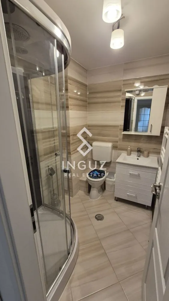 Apartament 4 camere de închiriat | Lacul Tei – Obor | Loc de parcare - Apartament 4 camere de închiriat | Lacul Tei – Obor | Loc de parcare Preț: 750 € Suprafață: 86 mp Etaj: 8 / 8 Compartimentare: Semidecomandat Comision: 50% Descriere Vă propunem spre închiriere un apartament deosebit, spațios și luminos, situat pe strada Alexandru cel Bun, în zona Lacul Tei. Poziționat la etajul 8 din 8, într-un imobil reabilitat termic și dotat cu 2 lifturi, apartamentul oferă o vedere panoramică asupra orașului și beneficiază de liniștea unei zone cu trafic redus și multă vegetație. Compartimentare 3 dormitoare Living generos Bucătărie închisă 2 băi (cadă + cabină de duș) 2 balcoane Dotări și finisaje Centrală termică proprie 3 aparate de aer condiționat Complet mobilat și utilat Electrocasnice moderne (mașină de spălat, combină frigorifică, aragaz, hotă) Parchet, gresie, faianță Uși interioare noi Ușă metalică la intrare Debara pentru depozitare Imobil și utilități Bloc reabilitat termic 2 lifturi Contorizare individuală completă Scară curată și bine întreținută Localizare Aproape de Parcul Tei, Parcul Circului și Parcul Plumbuita În apropiere de Universitatea Tehnică de Construcții Acces rapid la metrou Obor și transport în comun Legătură rapidă către Pipera – Aviației, Floreasca și autostrada A3 Aproape de Piața Bucur Obor și zone comerciale Avantaje Loc de parcare inclus Orientare Sud-Est (luminozitate naturală ridicată) Zonă liniștită și verde Ideal pentru familii sau profesioniști Disponibil imediat Contact: Inguz Real Estate +40 774 017 567 +40 724 922 092 }}