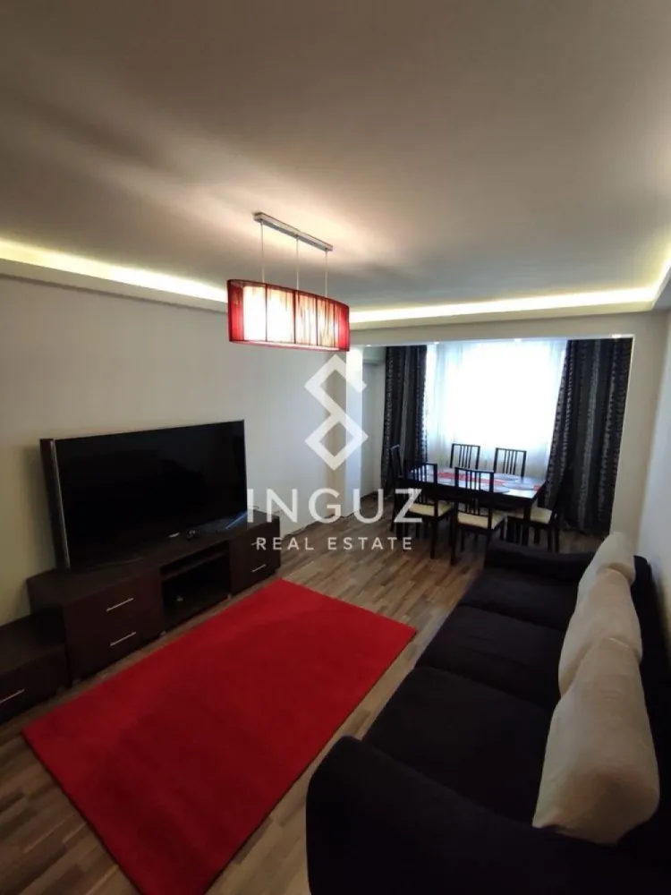 Apartament 3 camere Dristor/ parklake - Te invităm să descoperi un apartament primitor, recent igienizat, pregătit să devină noul tău cămin. Situat la doar 4 minute de mers pe jos până la stația de metrou Dristor, acest apartament cu 3 camere decomandat, îți oferă confortul de care ai nevoie, exact acolo unde contează. Locuința este complet mobilată și utilată – nu îți lipsește absolut nimic. Tot ce ai de făcut este să-ți aduci hainele și să te instalezi. Cu multiple spații de depozitare inteligente, apartamentul este ideal pentru cei care apreciază atât funcționalitatea, cât și ordinea. Fie că lucrezi de acasă sau ai nevoie de un spațiu de relaxare, fiecare cameră e pregătită să se adapteze stilului tău de viață. }}