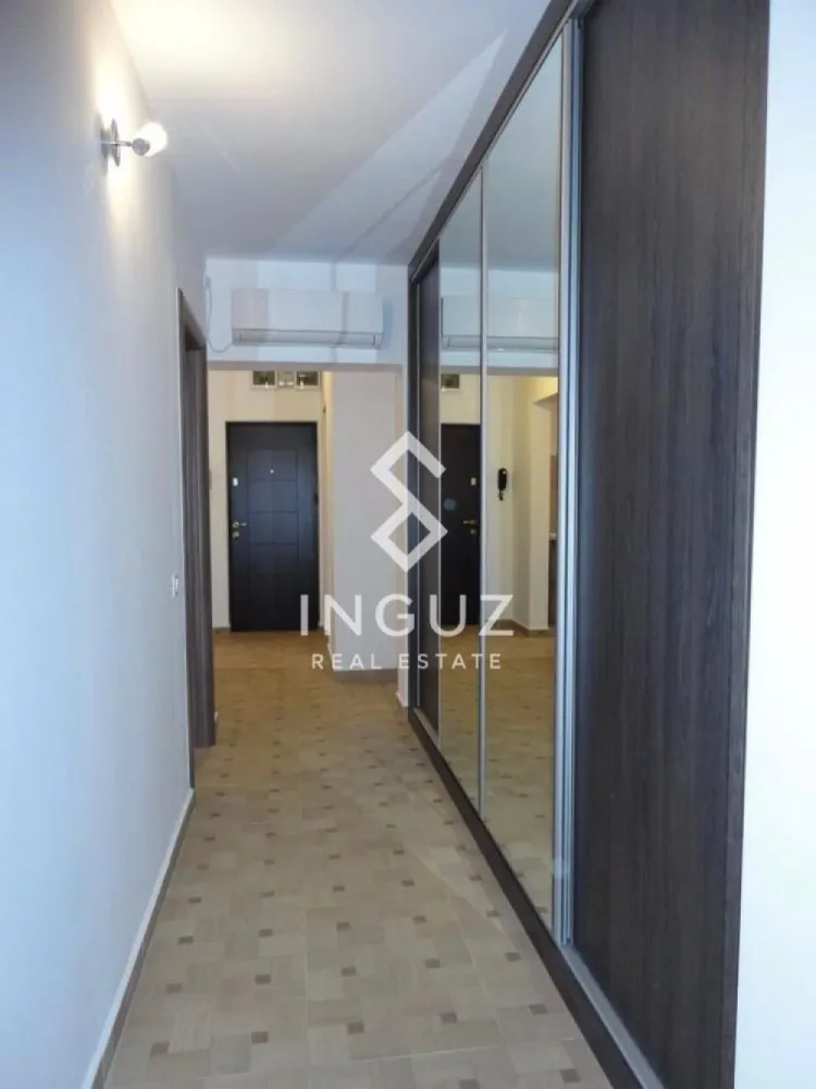 Apartament 3 camere Dristor/ parklake - Te invităm să descoperi un apartament primitor, recent igienizat, pregătit să devină noul tău cămin. Situat la doar 4 minute de mers pe jos până la stația de metrou Dristor, acest apartament cu 3 camere decomandat, îți oferă confortul de care ai nevoie, exact acolo unde contează. Locuința este complet mobilată și utilată – nu îți lipsește absolut nimic. Tot ce ai de făcut este să-ți aduci hainele și să te instalezi. Cu multiple spații de depozitare inteligente, apartamentul este ideal pentru cei care apreciază atât funcționalitatea, cât și ordinea. Fie că lucrezi de acasă sau ai nevoie de un spațiu de relaxare, fiecare cameră e pregătită să se adapteze stilului tău de viață. }}