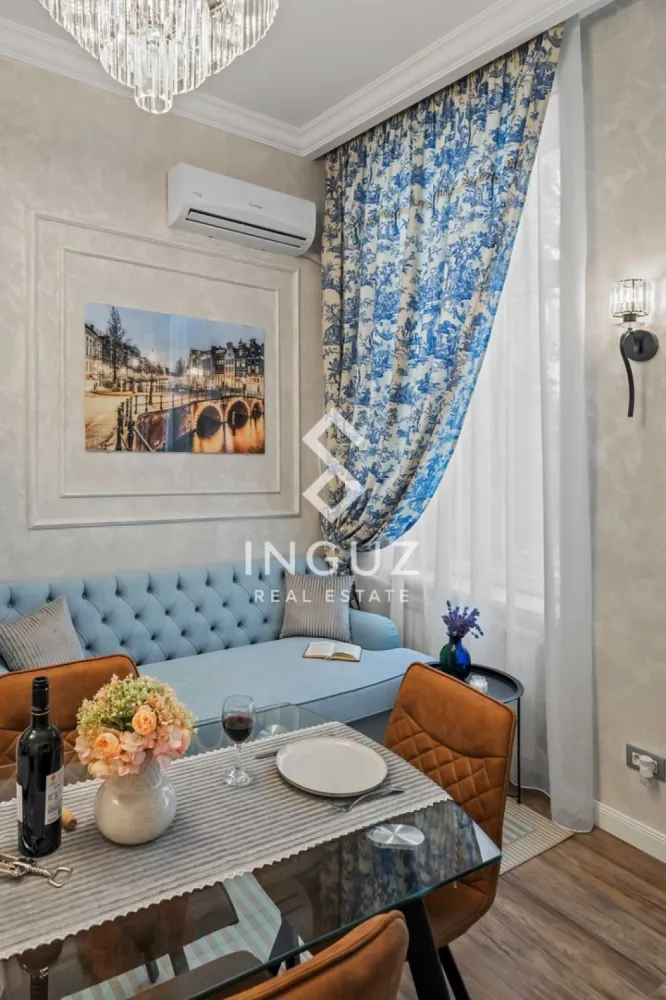 Apartament de închiriat | Ultracentral – București - Apartament de închiriat | Ultracentral – București Preț: 700 € (negociabil) Detalii proprietate: Tip: Apartament Compartimentare: Semidecomandat Suprafață utilă: 44 m² Etaj: Parter An construcție: Înainte de 1977 Stare: Mobilat și utilat complet Descriere: Apartament de închiriat situat ultracentral, la câțiva pași de Teatrul Național București (TNB) și Piața Universității. Proprietatea oferă un spațiu luminos și bine organizat, ideal pentru persoane active care doresc acces rapid la toate punctele de interes ale capitalei. Compartimentare: Living cu bucătărie open-space Dormitor Baie Debara Intrare separată Avantaje: Locație ultracentrală Acces imediat la transport public Restaurante, cafenele, magazine și instituții culturale în apropiere Zonă activă, dar apartament cu ambient liniștit Comision agenție: 50% Inguz Real Estate 📱 +40 774 017 567 (WhatsApp) 📱 +40 724 922 092 ✉️ info.inguzrealestate.com }}