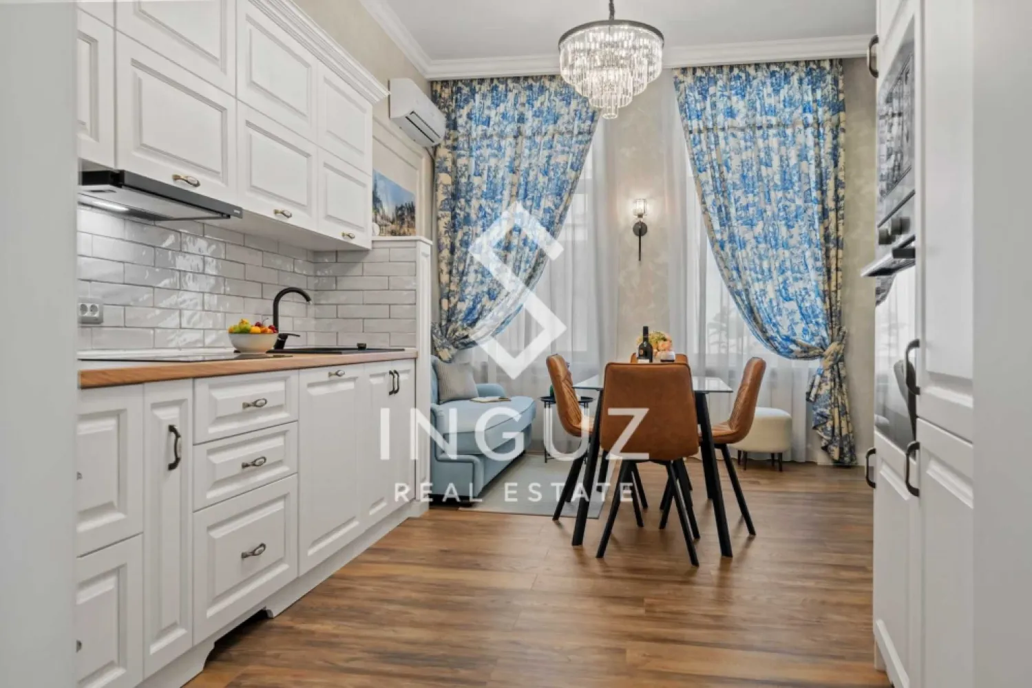 Apartament de închiriat | Ultracentral – București - Apartament de închiriat | Ultracentral – București Preț: 700 € (negociabil) Detalii proprietate: Tip: Apartament Compartimentare: Semidecomandat Suprafață utilă: 44 m² Etaj: Parter An construcție: Înainte de 1977 Stare: Mobilat și utilat complet Descriere: Apartament de închiriat situat ultracentral, la câțiva pași de Teatrul Național București (TNB) și Piața Universității. Proprietatea oferă un spațiu luminos și bine organizat, ideal pentru persoane active care doresc acces rapid la toate punctele de interes ale capitalei. Compartimentare: Living cu bucătărie open-space Dormitor Baie Debara Intrare separată Avantaje: Locație ultracentrală Acces imediat la transport public Restaurante, cafenele, magazine și instituții culturale în apropiere Zonă activă, dar apartament cu ambient liniștit Comision agenție: 50% Inguz Real Estate 📱 +40 774 017 567 (WhatsApp) 📱 +40 724 922 092 ✉️ info.inguzrealestate.com }}