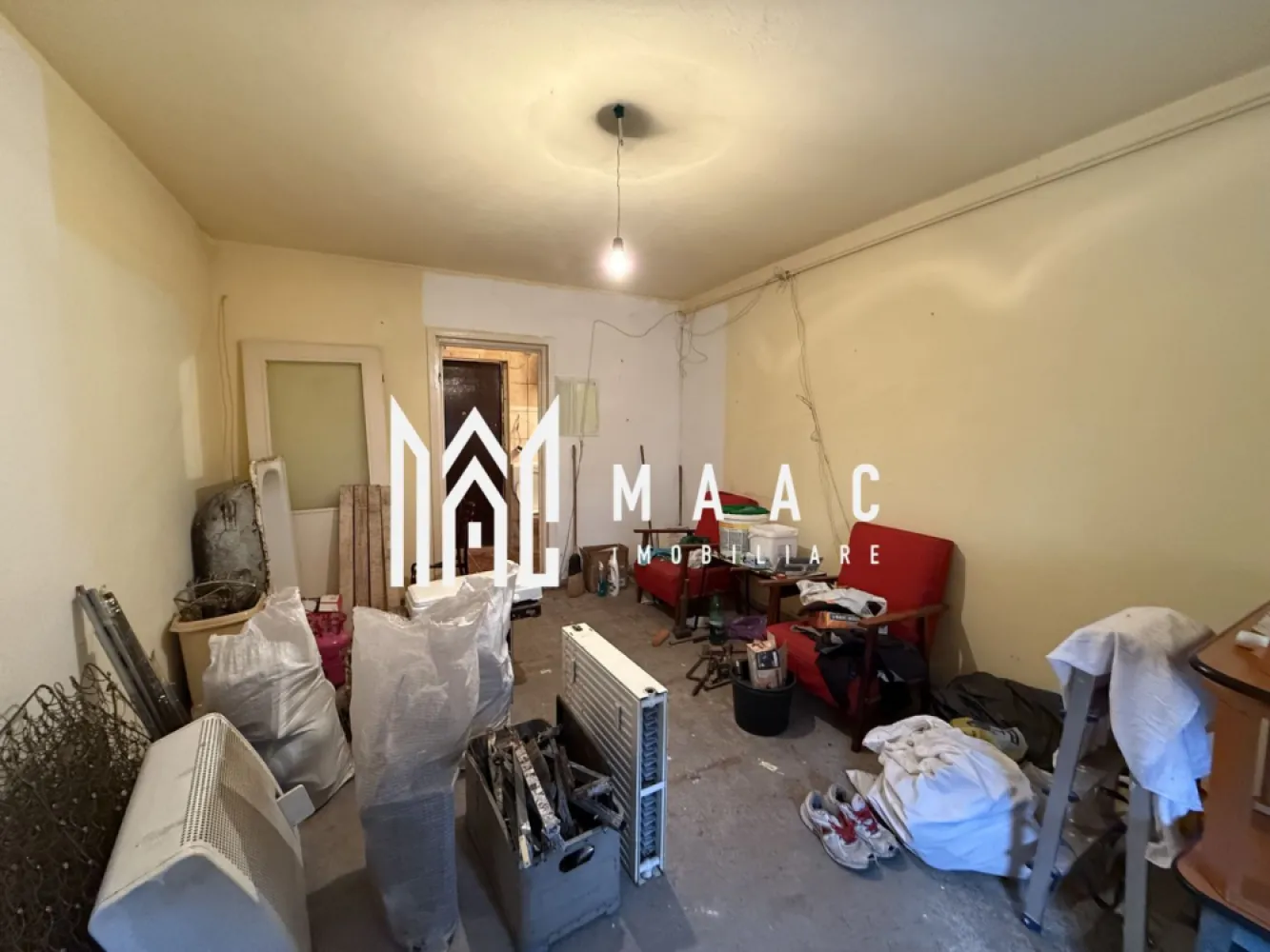 Garsoniera | Parter | Pretabila pentru investitie | Terezian - MAAC Imobiliare vă prezintă spre vânzare o garsonieră situată la parter, în zona Terezian din Sibiu, ideală pentru investiție. Caracteristici: Suprafață utilă de 22 mp. Situată la parterul unui imobil cu regim de înălțime P+4+M. Blocul dispune de 2 intrări separate. Garsoniera necesită renovare, oferind posibilitatea de personalizare după preferințe. Compartimentare: Cameră principală. Spatiu pentru bucatarie pe partea dreapta. Baie proprie. Dotări și utilități Dispune de toate utilitățile necesare: apă, canalizare, gaz, curent electric. Avantaje proprietate: Vedere către spațiul verde din fața imobilului, oferind lumină naturală și un ambient plăcut. Poziționare la parter, acces facil. Ideală pentru investiție, închiriere sau regim hotelier. Avantaje locație: În apropiere se găsesc magazine, mijloace de transport, școli și alte facilități. Pentru mai multe detalii precizati telefonic ca ati vazut anuntul cu ID: CP3008239 }}