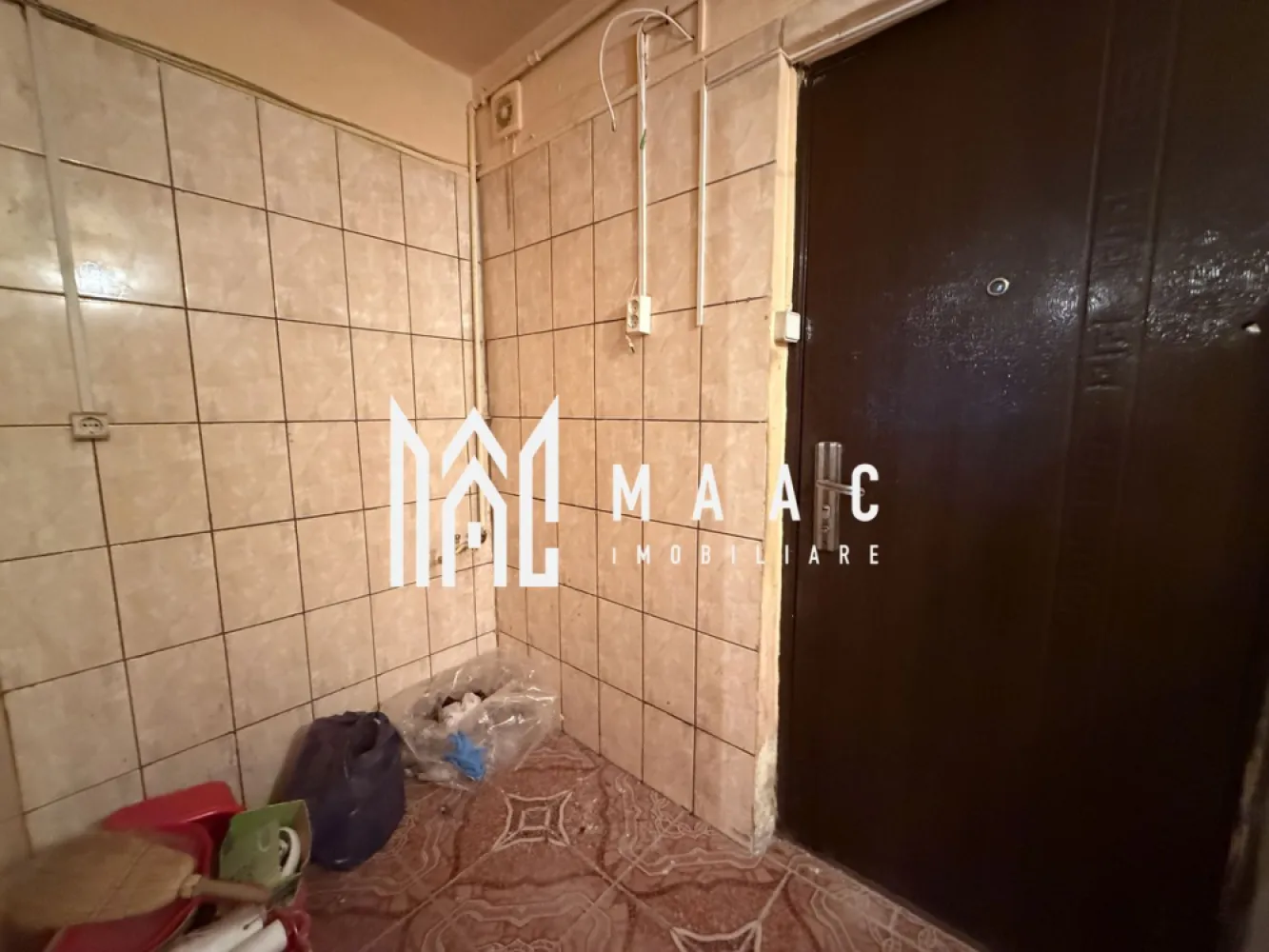 Garsoniera | Parter | Pretabila pentru investitie | Terezian - MAAC Imobiliare vă prezintă spre vânzare o garsonieră situată la parter, în zona Terezian din Sibiu, ideală pentru investiție. Caracteristici: Suprafață utilă de 22 mp. Situată la parterul unui imobil cu regim de înălțime P+4+M. Blocul dispune de 2 intrări separate. Garsoniera necesită renovare, oferind posibilitatea de personalizare după preferințe. Compartimentare: Cameră principală. Spatiu pentru bucatarie pe partea dreapta. Baie proprie. Dotări și utilități Dispune de toate utilitățile necesare: apă, canalizare, gaz, curent electric. Avantaje proprietate: Vedere către spațiul verde din fața imobilului, oferind lumină naturală și un ambient plăcut. Poziționare la parter, acces facil. Ideală pentru investiție, închiriere sau regim hotelier. Avantaje locație: În apropiere se găsesc magazine, mijloace de transport, școli și alte facilități. Pentru mai multe detalii precizati telefonic ca ati vazut anuntul cu ID: CP3008239 }}