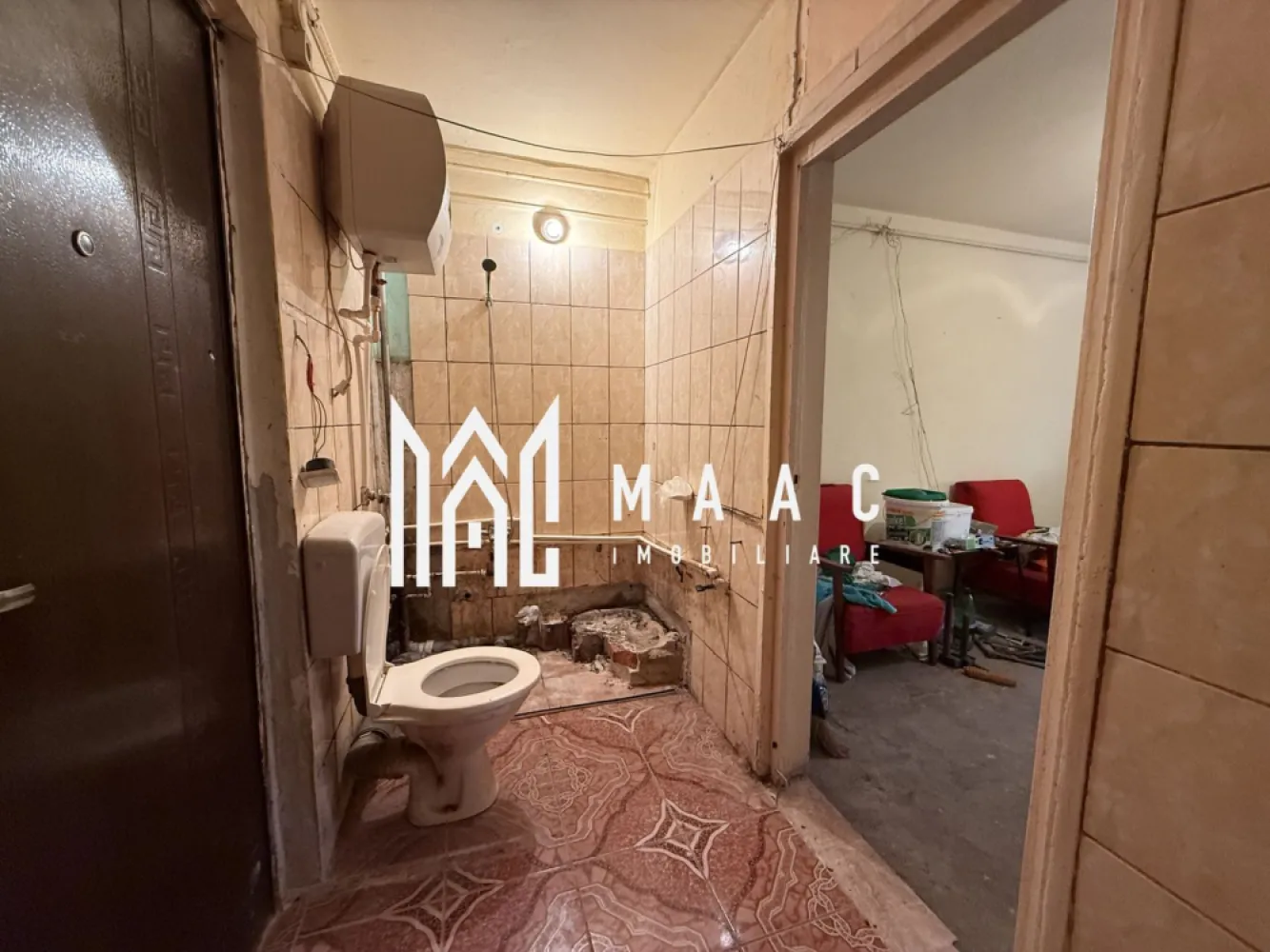 Garsoniera | Parter | Pretabila pentru investitie | Terezian - MAAC Imobiliare vă prezintă spre vânzare o garsonieră situată la parter, în zona Terezian din Sibiu, ideală pentru investiție. Caracteristici: Suprafață utilă de 22 mp. Situată la parterul unui imobil cu regim de înălțime P+4+M. Blocul dispune de 2 intrări separate. Garsoniera necesită renovare, oferind posibilitatea de personalizare după preferințe. Compartimentare: Cameră principală. Spatiu pentru bucatarie pe partea dreapta. Baie proprie. Dotări și utilități Dispune de toate utilitățile necesare: apă, canalizare, gaz, curent electric. Avantaje proprietate: Vedere către spațiul verde din fața imobilului, oferind lumină naturală și un ambient plăcut. Poziționare la parter, acces facil. Ideală pentru investiție, închiriere sau regim hotelier. Avantaje locație: În apropiere se găsesc magazine, mijloace de transport, școli și alte facilități. Pentru mai multe detalii precizati telefonic ca ati vazut anuntul cu ID: CP3008239 }}