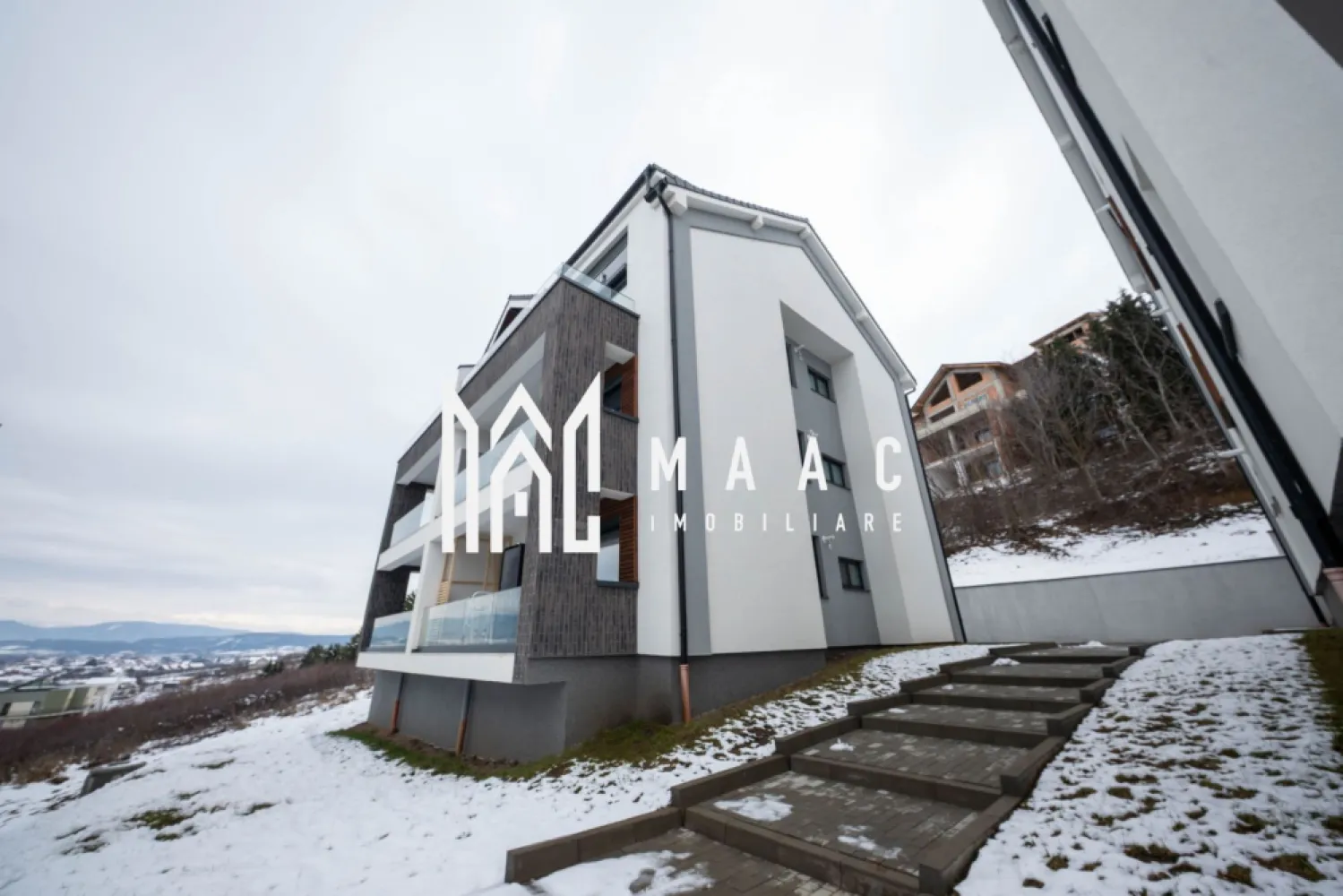 Penthouse 3 camere | Modern | La cheie | Cartier rezidential - MAAC Imobiliare vă oferă spre vânzare un penthouse exclusivist cu 3 camere. Caracteristici: Suprafață utilă totala: 100 mp. Balcon: 11.29 mp. Etaj: 2 din 2. Orientare sudică, cu lumină naturală pe tot parcursul zilei. Compartimentare și spații interioare: Living cu înălțime de 5,6 m. Bucătărie integrată armonios în zona de zi. Două dormitoare bine proporționate. Dressing dedicat. Două băi, dintre care una cu geam pentru aerisire naturală. Dotări și finisaje: Încălzire în pardoseală. Jaluzele electrice. Terasa este prevăzută cu sticlă securizată și sistem de captare a apelor pluviale. Izolație cu vată bazaltică. Casa scării finisată cu granit. Predare la stadiul finisat la alb cu posibilitate de predare la cheie. Loc de parcare inclus. Avantaje și priveliște: Multă lumină naturală și vedere spectaculoasă către munți. Avantaje ale ansamblului rezidențial: Ocupare teritorială eficientă, cu aproximativ 45% spații verzi. Fațade finisate cu larice siberian și piatră naturală. Locuri de joacă amenajate. Acces facil, fără ambuteiaje rutiere, cu patru căi de acces către ansamblu. Achiziție Locuința poate fi achiziționată atât din surse proprii, cât și prin credit bancar. Pentru mai multe detalii precizati telefonic ca ati vazut anuntul cu ID: CP3012785