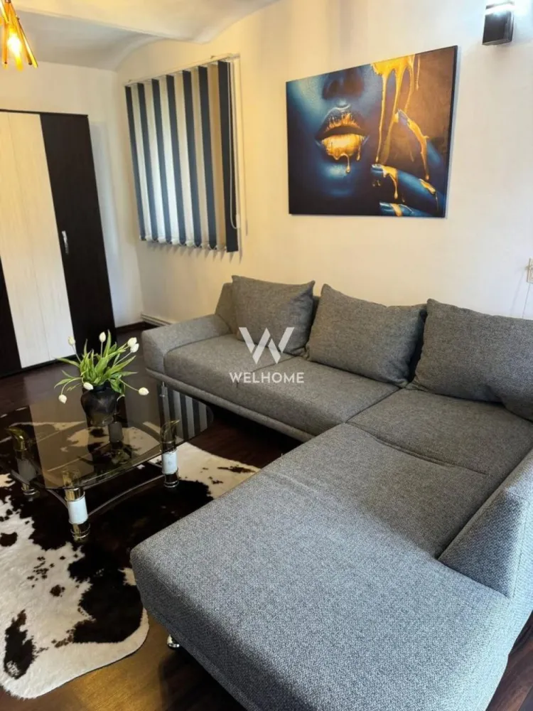 Apartament 3 camere, 102 mp - ultracentral - Se vinde apartament spațios de 102 mp, situat pe Str. Constantin Noica, în centrul Sibiului. Proprietatea a fost renovată acum 3 ani și se prezintă în stare foarte bună. Dispune de 2 intrări separate, oferind posibilitatea de compartimentare în două unități – perfect pentru investiție sau utilizare mixtă. În fața imobilului se află o zonă verde privată cu foișor. ✔ 3 camere ✔ 2 băi ✔ încălzire individuală ✔ 2 intrări separate ✔ aproape de toate punctele de interes Potrivit pentru locuință, închiriere sau birou/cabinet. 📍 Zonă ultracentrală premium -Preț: 169 000 € (negociabil) -Telefon: 0743030351 }}