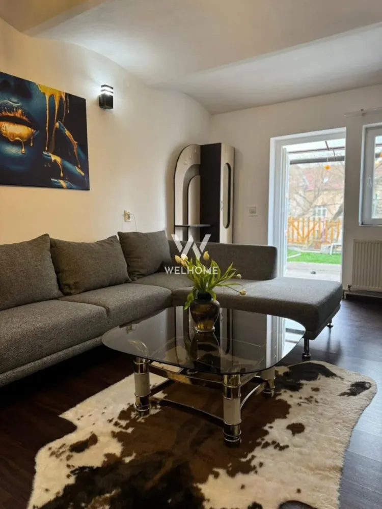 Apartament 3 camere, 102 mp - ultracentral - Se vinde apartament spațios de 102 mp, situat pe Str. Constantin Noica, în centrul Sibiului. Proprietatea a fost renovată acum 3 ani și se prezintă în stare foarte bună. Dispune de 2 intrări separate, oferind posibilitatea de compartimentare în două unități – perfect pentru investiție sau utilizare mixtă. În fața imobilului se află o zonă verde privată cu foișor. ✔ 3 camere ✔ 2 băi ✔ încălzire individuală ✔ 2 intrări separate ✔ aproape de toate punctele de interes Potrivit pentru locuință, închiriere sau birou/cabinet. 📍 Zonă ultracentrală premium -Preț: 169 000 € (negociabil) -Telefon: 0743030351 }}