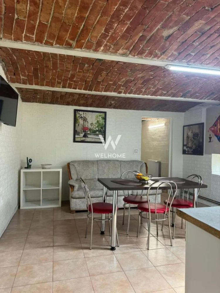 Apartament 3 camere, 102 mp - ultracentral - Se vinde apartament spațios de 102 mp, situat pe Str. Constantin Noica, în centrul Sibiului. Proprietatea a fost renovată acum 3 ani și se prezintă în stare foarte bună. Dispune de 2 intrări separate, oferind posibilitatea de compartimentare în două unități – perfect pentru investiție sau utilizare mixtă. În fața imobilului se află o zonă verde privată cu foișor. ✔ 3 camere ✔ 2 băi ✔ încălzire individuală ✔ 2 intrări separate ✔ aproape de toate punctele de interes Potrivit pentru locuință, închiriere sau birou/cabinet. 📍 Zonă ultracentrală premium -Preț: 169 000 € (negociabil) -Telefon: 0743030351 }}