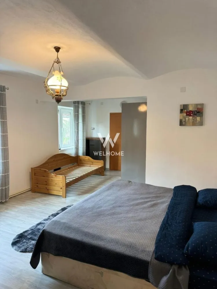 Apartament 3 camere, 102 mp - ultracentral - Se vinde apartament spațios de 102 mp, situat pe Str. Constantin Noica, în centrul Sibiului. Proprietatea a fost renovată acum 3 ani și se prezintă în stare foarte bună. Dispune de 2 intrări separate, oferind posibilitatea de compartimentare în două unități – perfect pentru investiție sau utilizare mixtă. În fața imobilului se află o zonă verde privată cu foișor. ✔ 3 camere ✔ 2 băi ✔ încălzire individuală ✔ 2 intrări separate ✔ aproape de toate punctele de interes Potrivit pentru locuință, închiriere sau birou/cabinet. 📍 Zonă ultracentrală premium -Preț: 169 000 € (negociabil) -Telefon: 0743030351 }}