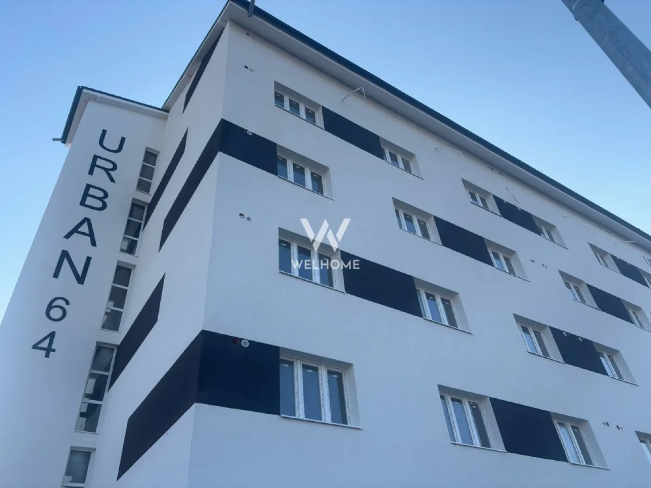 Apartament 2 camere LA CHEIE in Lazaret - Sibiu - Apartament 2 camere LA CHEIE pretabil pentru locuit sau investitie. Vine cu un loc de parcare inclus in pret. Vine cu o suprafata utila de 42 mp compusi din living cu bucatarie open space, dormitor si baie. Beneficiaza de lift modern. Vine complet finisat la cheie, centrala proprie si incalzire in pardoseala, Amplasat în apropierea unor magazine, stații de autobuz și alte puncte de interes, ansamblul oferă acces facil către toate zonele importante ale orașului. La doar 5 min de noul mall, centru etc Pret : 76.000 euro Se accepta credit ipotecar! Contact:Cosmin-0743292794 }}