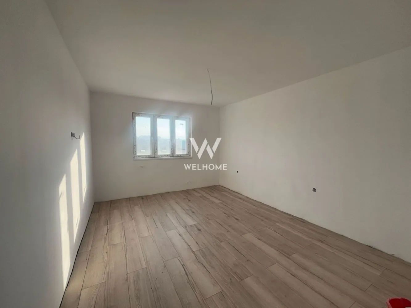 Apartament 2 camere LA CHEIE in Lazaret - Sibiu - Apartament 2 camere LA CHEIE pretabil pentru locuit sau investitie. Vine cu un loc de parcare inclus in pret. Vine cu o suprafata utila de 42 mp compusi din living cu bucatarie open space, dormitor si baie. Beneficiaza de lift modern. Vine complet finisat la cheie, centrala proprie si incalzire in pardoseala, Amplasat în apropierea unor magazine, stații de autobuz și alte puncte de interes, ansamblul oferă acces facil către toate zonele importante ale orașului. La doar 5 min de noul mall, centru etc Pret : 76.000 euro Se accepta credit ipotecar! Contact:Cosmin-0743292794 }}